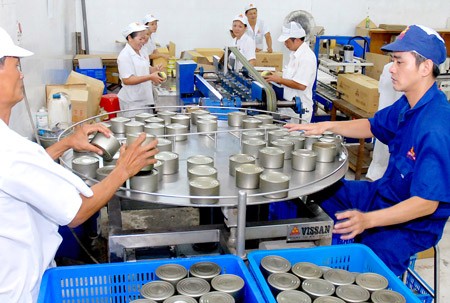 Workers at Vissan company produce canned food for export to Cambodia (Photo: SGGP) Workers at Vissan company produce canned food for export to Cambodia (Photo: SGGP)